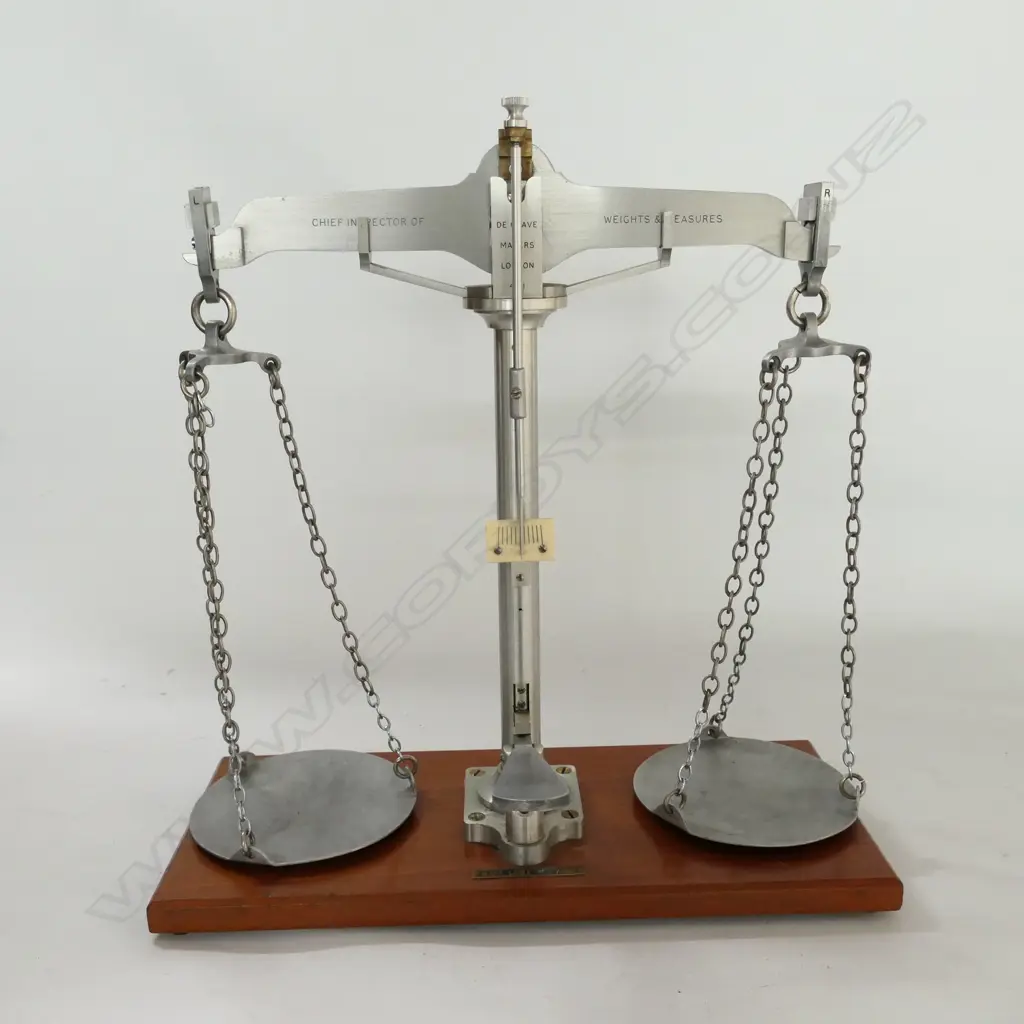 POLISHED STEEL BEAM BALANCE FOR THE CHIEF INSPECTOR OF WEIGHTS & MEASURES, BY DE GRAVE, LONDON, IN MAHOG CASE Image 1++